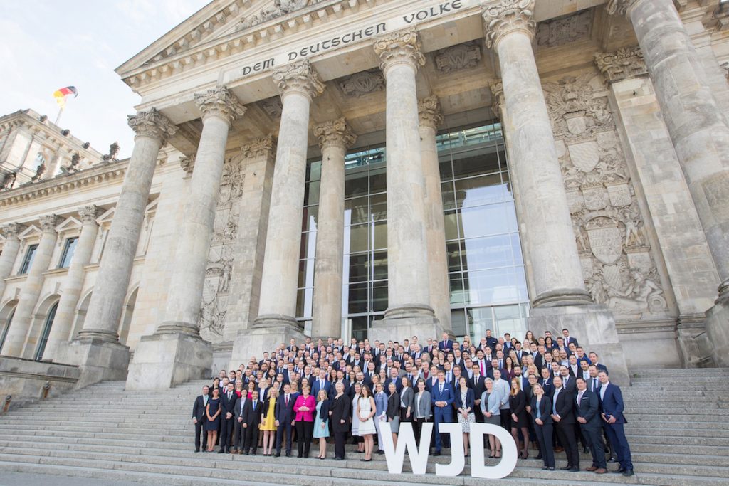 Die Wirtschaftsjunioren Deutschland treffen Bundeskanzlerin Angela Merkel zum Gruppenfoto am 15.05.2018 vor dem Reichstag in Berlin